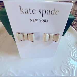♠️ Kate Spade Take A Bow, Cream/Gold Earrings